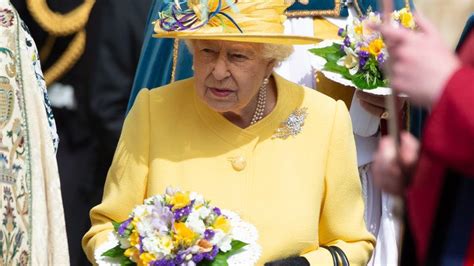 queen approves johnsons request  suspend uk parliament   twist