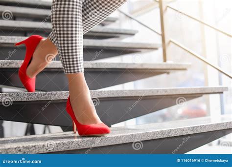 jonge vrouw  rode elegante schoenen op treden stock foto image  schoeisel nieuw