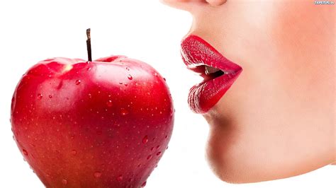 kobieta czerwone usta jabłko
