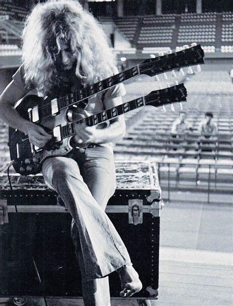 robert plant playing jimmy pages gibson eds    soundcheck  budokan tokyo