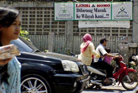 indonesian militant islamists police raid gay gathering human rights