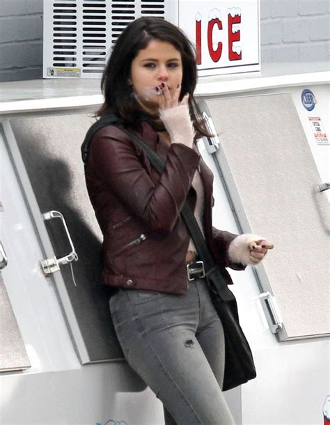 Smoking A Blunt Cigar Smoking Girl Smoking Selena Gomez Smoking