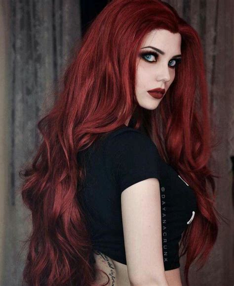 Capelli corti rosso scuro con riflessi ramati. Beautiful | Capelli rosso scuro, Colore capelli rossi, Tinta per capelli