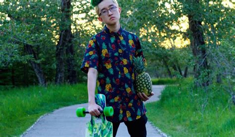 this guy s cousin made his hair look like a pineapple
