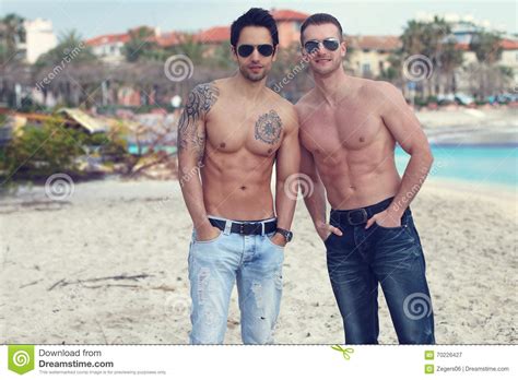 zwei sexy kerle auf dem strand stockbild bild von sommer männer 70226427