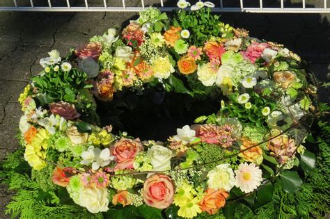 trauerkranz rundgesteckt mit liebe gesteckt floral wreath floral