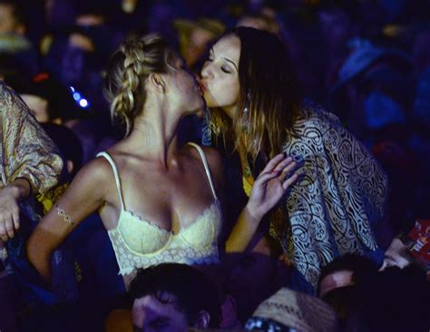 Two Female Fans Kissed In The Crowds At Coachella Cute Couples At