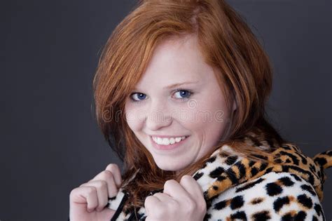 roodharige glimlachende jonge vrouw stock afbeelding