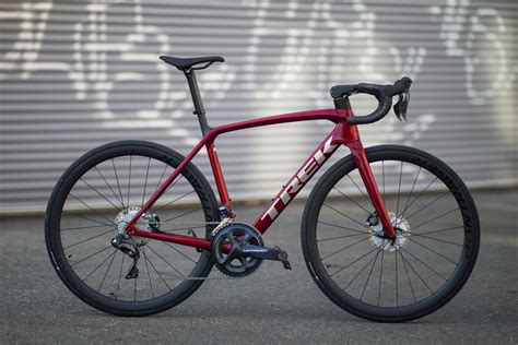 trek emonda mixes climbing prowess   aerodynamics canadian cycling magazine