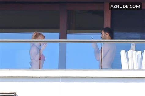 britney spears sexy snaps pics on the balcony while