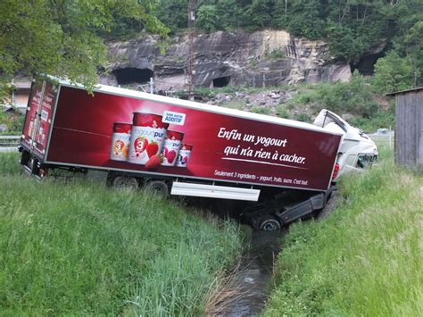 unfall auf der  lastwagen landet  bach schweizerzeitungch
