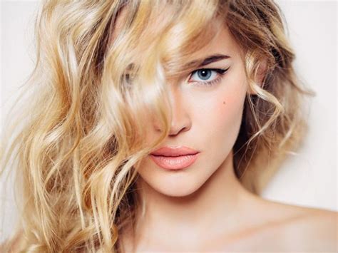 La permanente è un trattamento cosmetico che, se effettuato in maniera scorretta, può danneggiare seriamente i capelli delle donne. Permanente mossa capelli corti e medi: quanto dura? Tutti i consigli top!