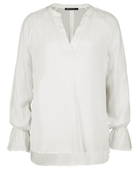 pin op witte blouses