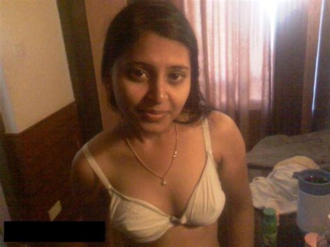 hot bangalore college girls bra image ब्रा पैंटी बदलते हुए इंडियन लड़की