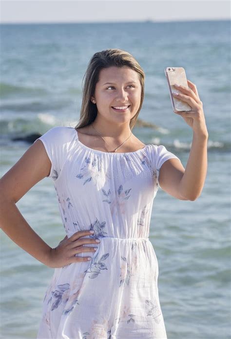 jugendlich ein selfie auf dem strand nahaufnahme nehmend stockbild