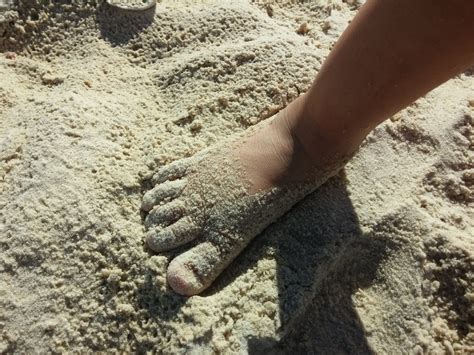 무료 이미지 손 바닷가 모래 록 피트 다리 진흙 자료 인간의 몸 발가락 지질학 유아 바닥