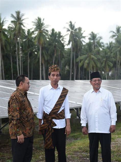 Foto 10 Gaya Presiden Jokowi Pakai Baju Daerah Indonesia Banget