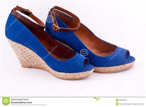 un par de zapatos azules de la plataforma fotos de archivo libres de regalías imagen 19884058
