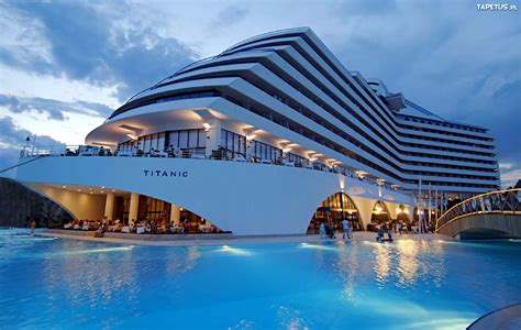 turcja antalya hotel titanic beach lara blekit ludzie basen
