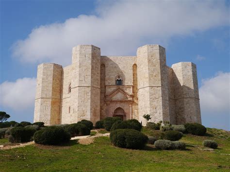 secret italia tours  castel del monte  octagonal castle  apulia