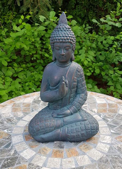 sitzender buddha statue meditation fuer garten und raum wall artde