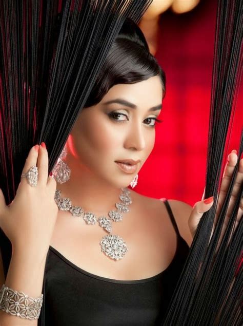 sexy photos of komal rizvi full hot hd wallpapers and pictures gallery pakistani singer model