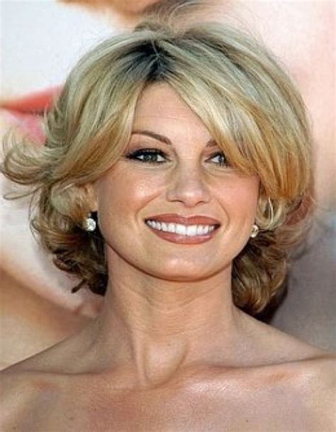 Stylish Medium Hairstyle For Women In Their 40s Hair Pinterest