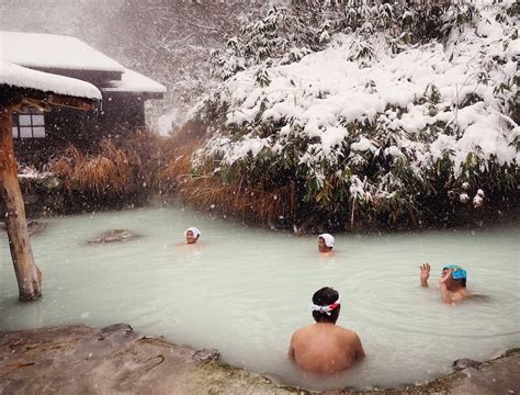 onsen etiquette tips for visiting public baths in japan