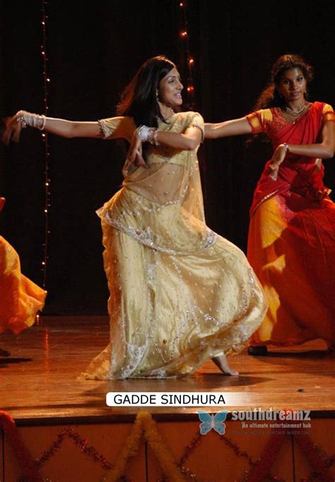 dressing below navel saree actress sindhura saree navel pics