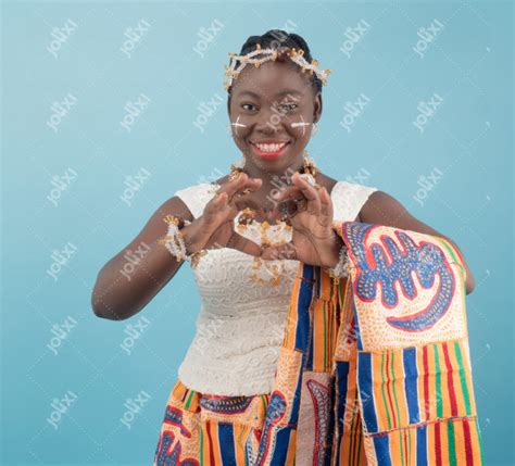 jeune fille africaine faisant un cœur avec ses mains sur un fond bleu