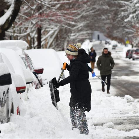 messy snowstorm hits the east coast the new york times
