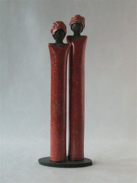 beeld twee rode vrouwen keramiek keramische kunst en handgemaakte keramiek