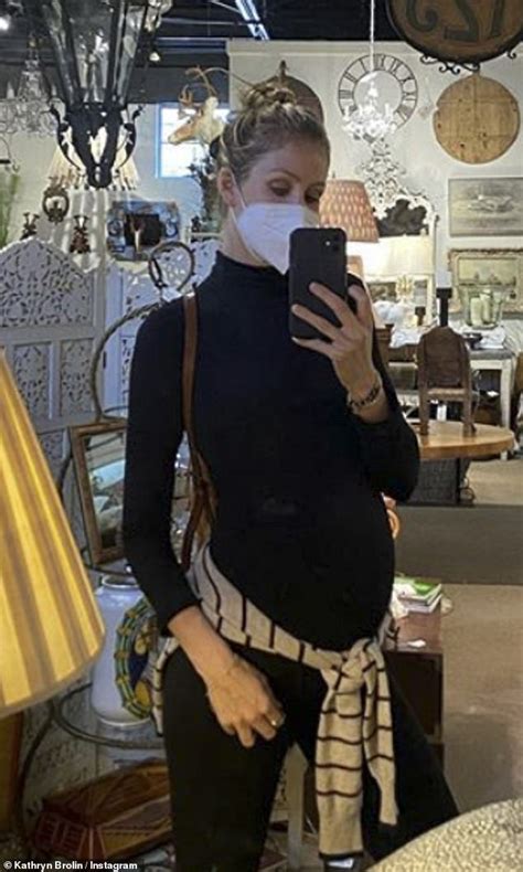 Josh Brolin S Pregnant Wife Kathryn Poses For Instagram Mirror Selfie