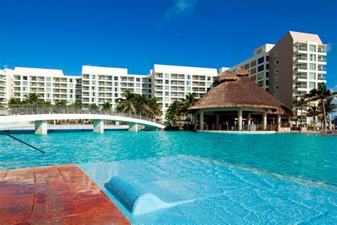 cancun resort   swim  bar  westin lagunamar ocean resort