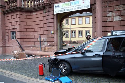 aschaffenburg auto prallt gegen historische saeule br