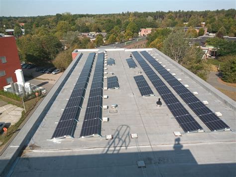 opereren op groene energie az sint jozef legt zonnepanelen op dak foto hlnbe
