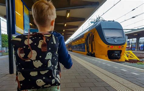 zo wordt een treinreis met je kind een feestje inclusief tips voor voordelig reizen