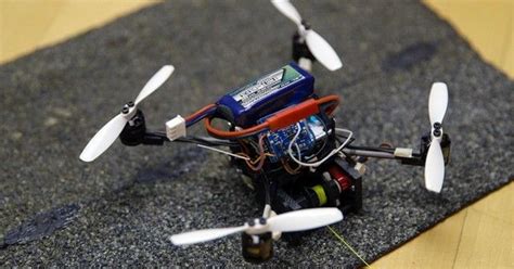 drone kecil  bisa angkat beban   berat tubuhnya okezone techno