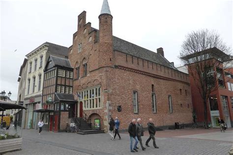 de moriaan het oudste bakstenen huis van nederland het pand werd gebouwd  de  eeuw en