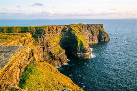 ultimate guide  visiting  cliffs  moher  ireland