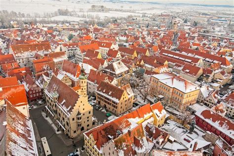 panoramablick von oben auf mittelalterliche winterstadt innerhalb