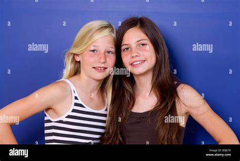 Zwei Mädchen 11 Jahre Freundinnen Portrait Stockfotografie Alamy