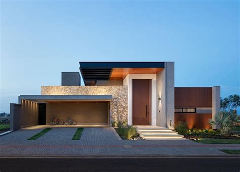 fachada de casa terrea  contemporanea  madeira metal concreto