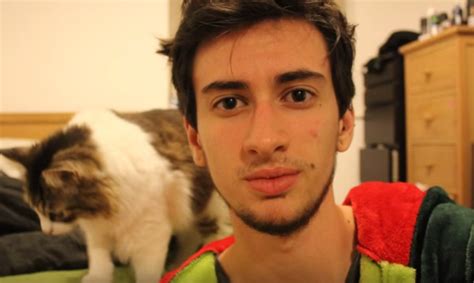 este chico transgénero documentó su transición con selfies