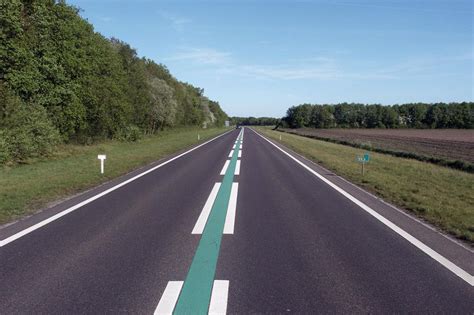 verkeersregels groene streep met onderbroken lijn netherlands travel country roads remember