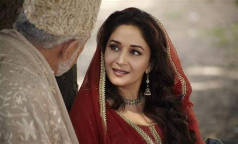 revealed first look of madhuri dixit in ‘dedh ishqiya entertainment