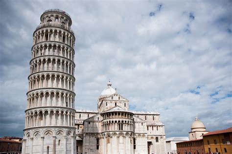 filethe leaning tower  pisa leaning  pisa cathedral duomo  pisa dome