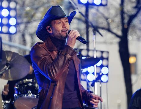 country singer tim mcgraw collapses  stage nbc news