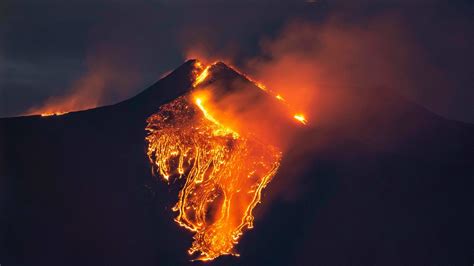 mt etnas latest spectacular eruptions leave   volcanologists