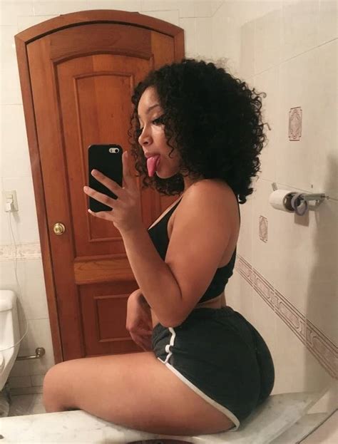 This Woman Posted A Bathroom Selfie That Has Everyone Way More Focused